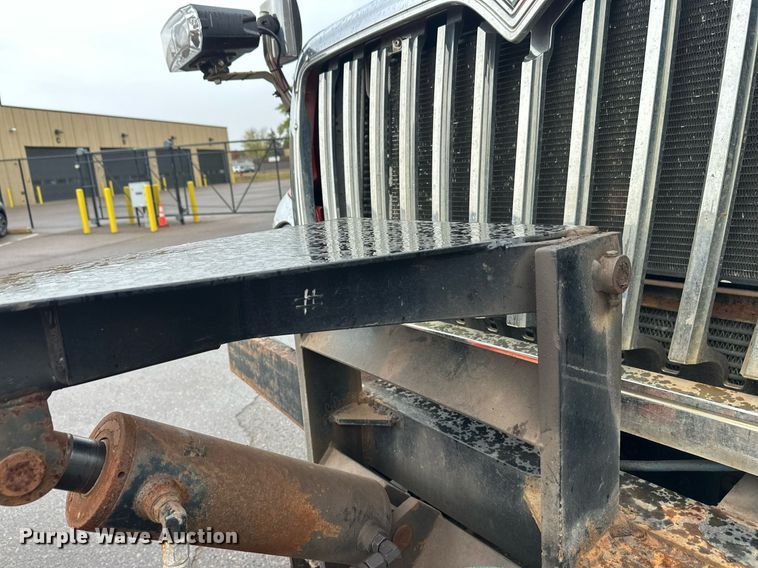 image for item EL0030 2010 International 7400 hook lift truck