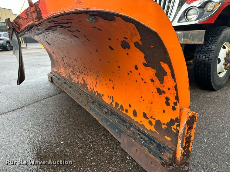 image for item EL0030 2010 International 7400 hook lift truck