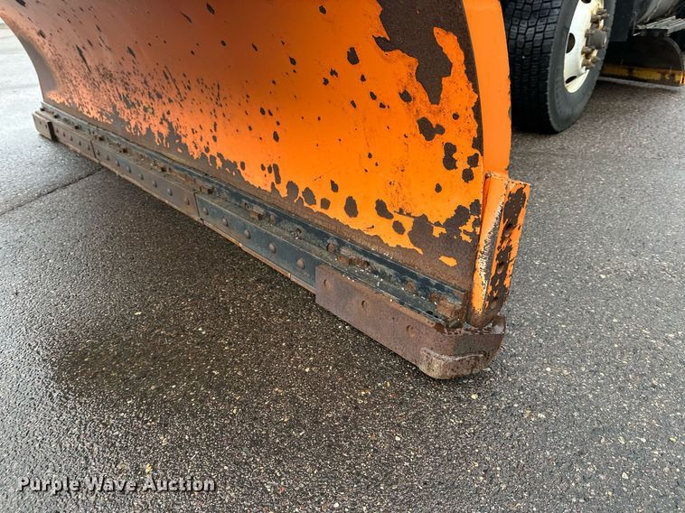 image for item EL0030 2010 International 7400 hook lift truck