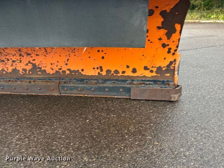 image for item EL0030 2010 International 7400 hook lift truck