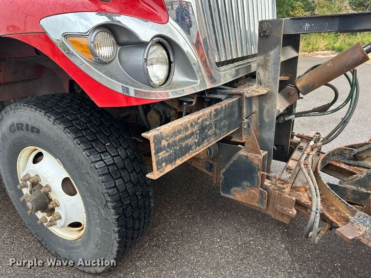 image for item EL0030 2010 International 7400 hook lift truck