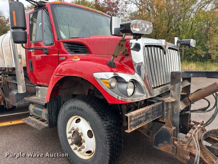 image for item EL0030 2010 International 7400 hook lift truck