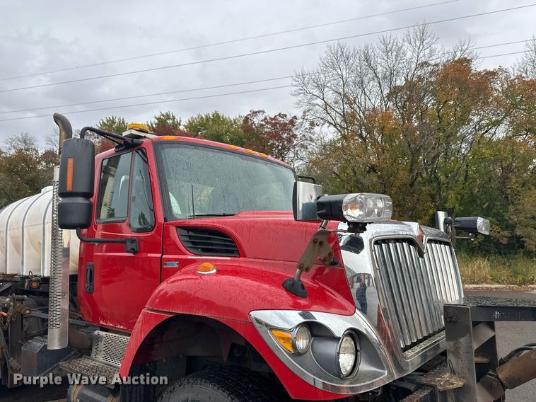 image for item EL0030 2010 International 7400 hook lift truck