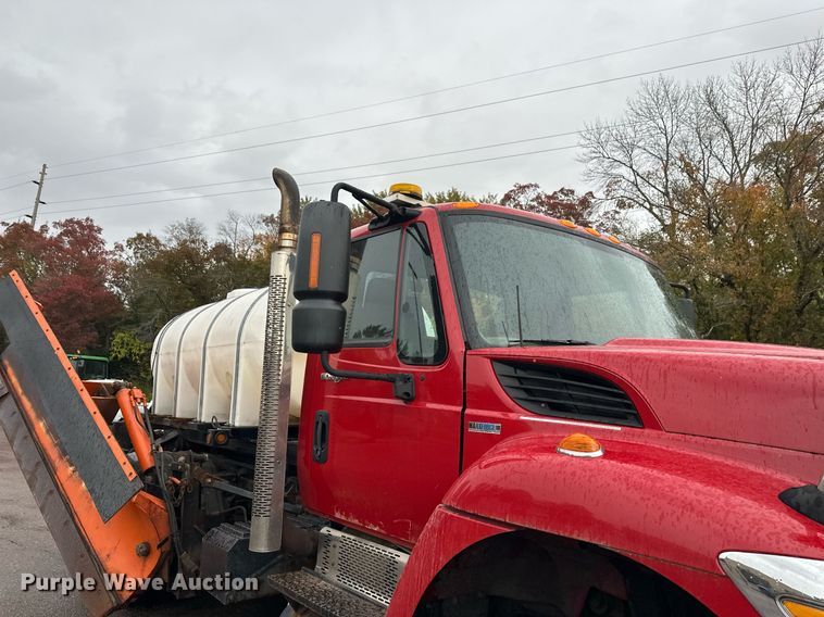 image for item EL0030 2010 International 7400 hook lift truck