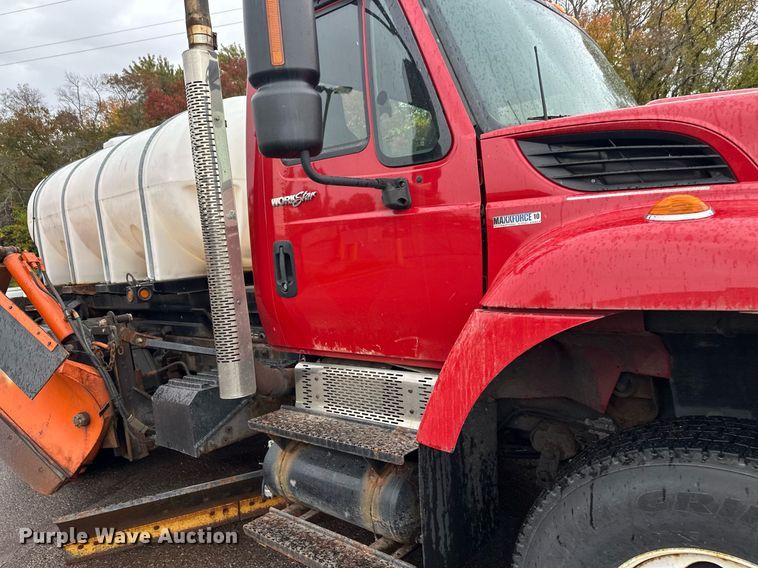 image for item EL0030 2010 International 7400 hook lift truck