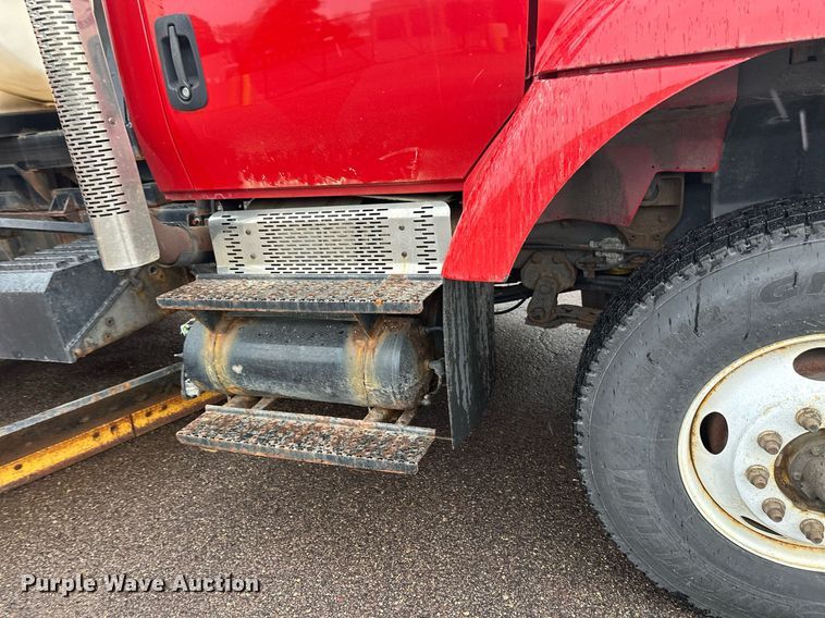 image for item EL0030 2010 International 7400 hook lift truck