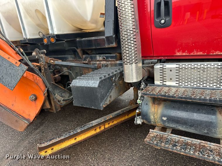 image for item EL0030 2010 International 7400 hook lift truck