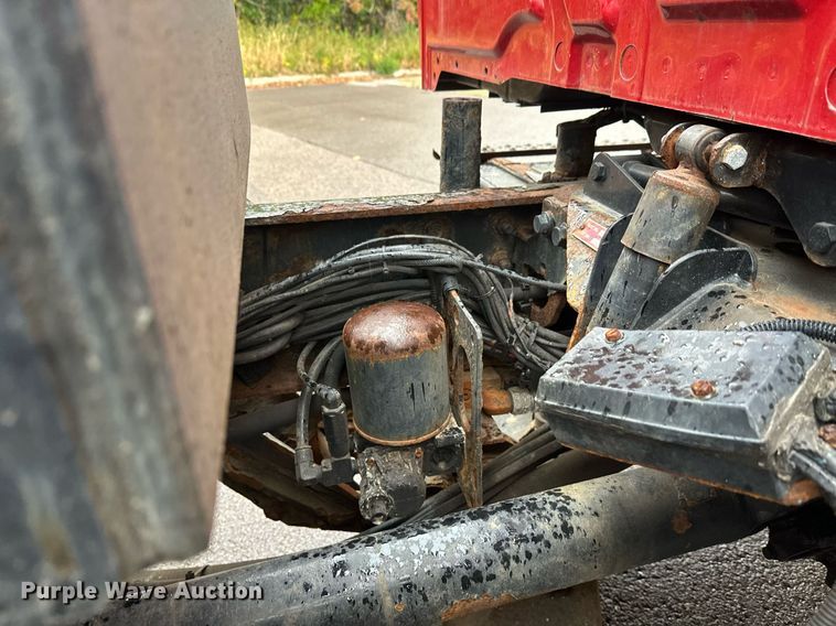 image for item EL0030 2010 International 7400 hook lift truck