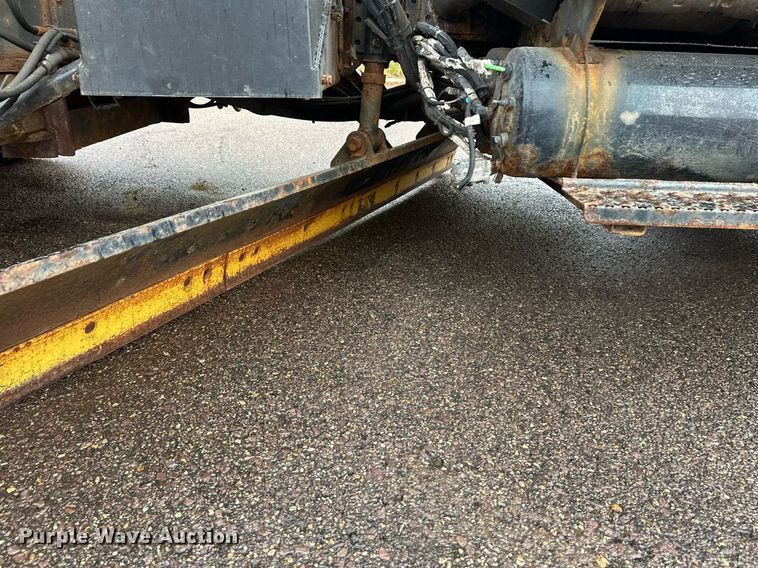 image for item EL0030 2010 International 7400 hook lift truck