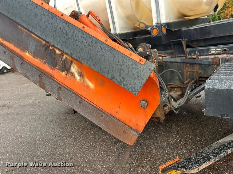 image for item EL0030 2010 International 7400 hook lift truck