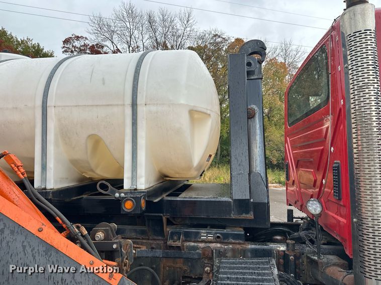 image for item EL0030 2010 International 7400 hook lift truck