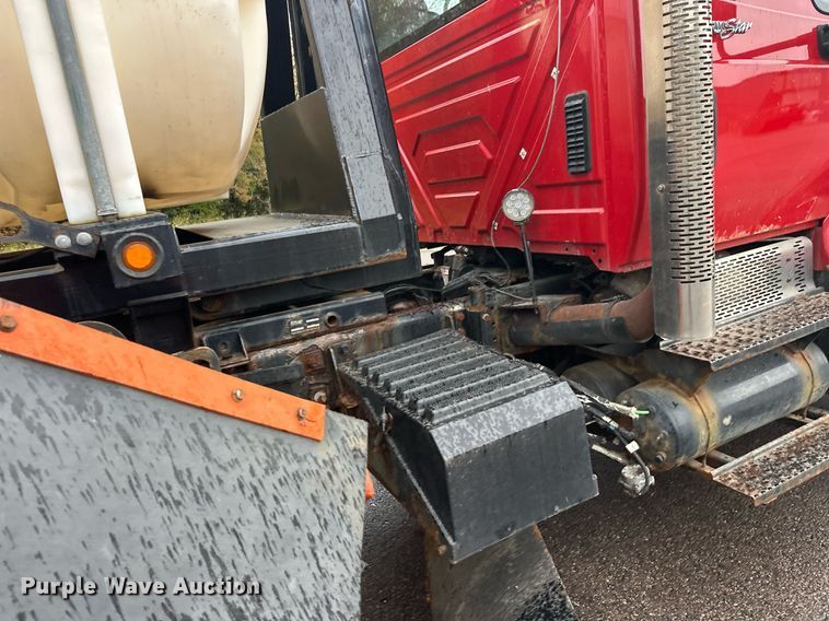 image for item EL0030 2010 International 7400 hook lift truck