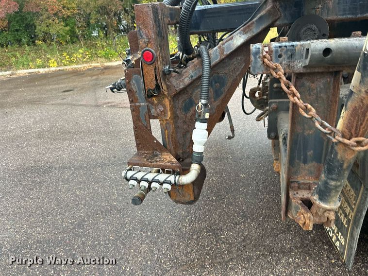 image for item EL0030 2010 International 7400 hook lift truck