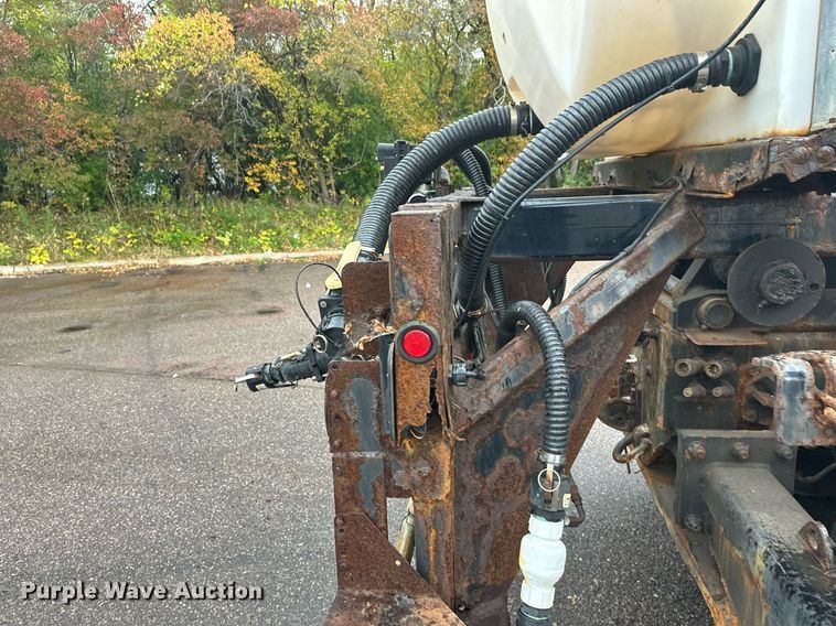 image for item EL0030 2010 International 7400 hook lift truck