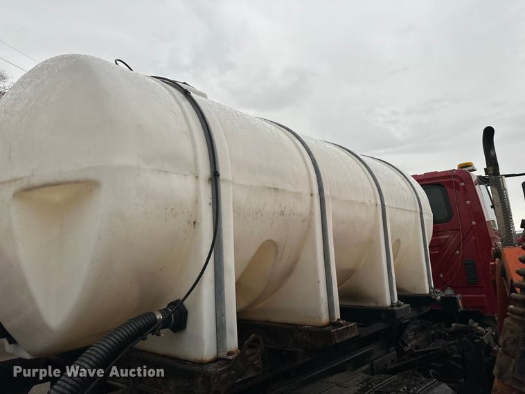 image for item EL0030 2010 International 7400 hook lift truck