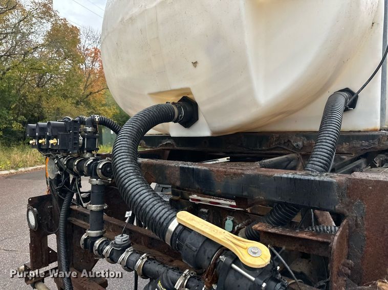 image for item EL0030 2010 International 7400 hook lift truck