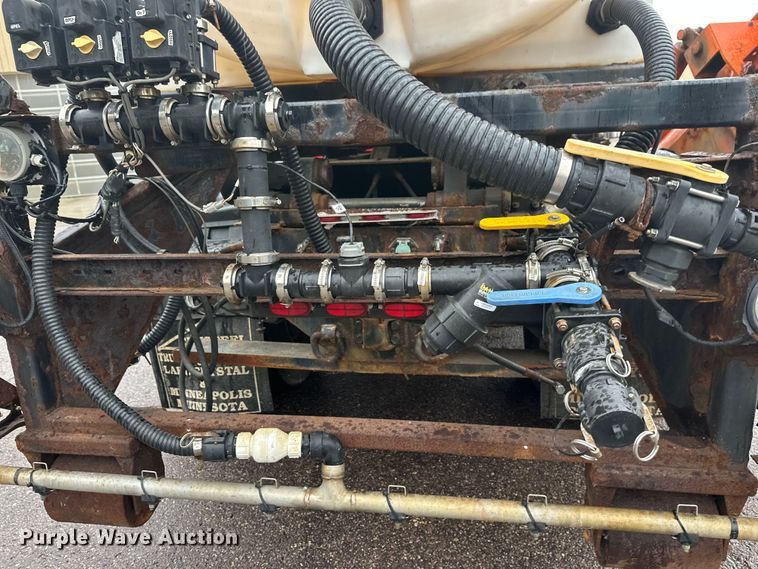 image for item EL0030 2010 International 7400 hook lift truck