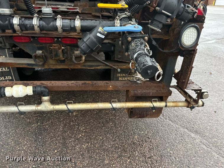 image for item EL0030 2010 International 7400 hook lift truck