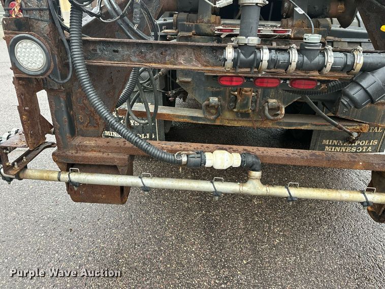 image for item EL0030 2010 International 7400 hook lift truck