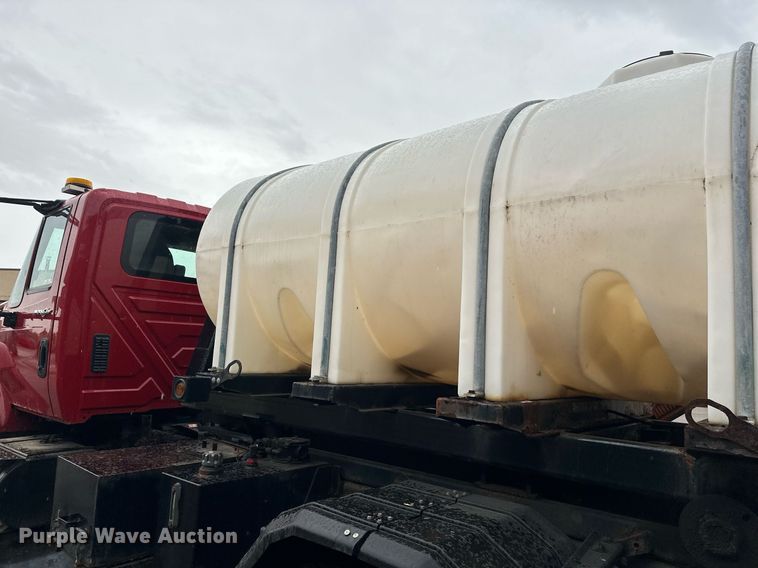 image for item EL0030 2010 International 7400 hook lift truck