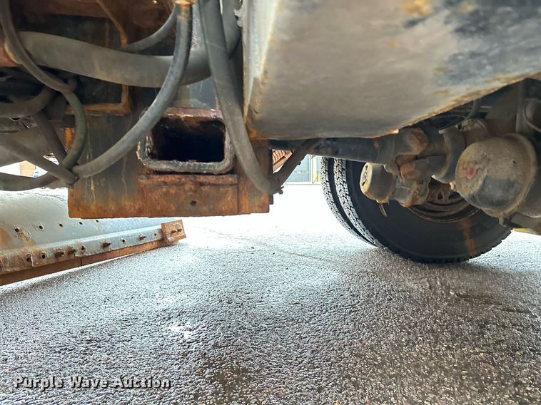 image for item EL0030 2010 International 7400 hook lift truck