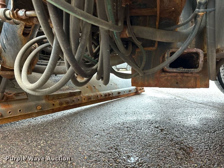 image for item EL0030 2010 International 7400 hook lift truck