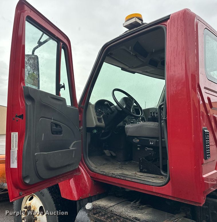 image for item EL0030 2010 International 7400 hook lift truck