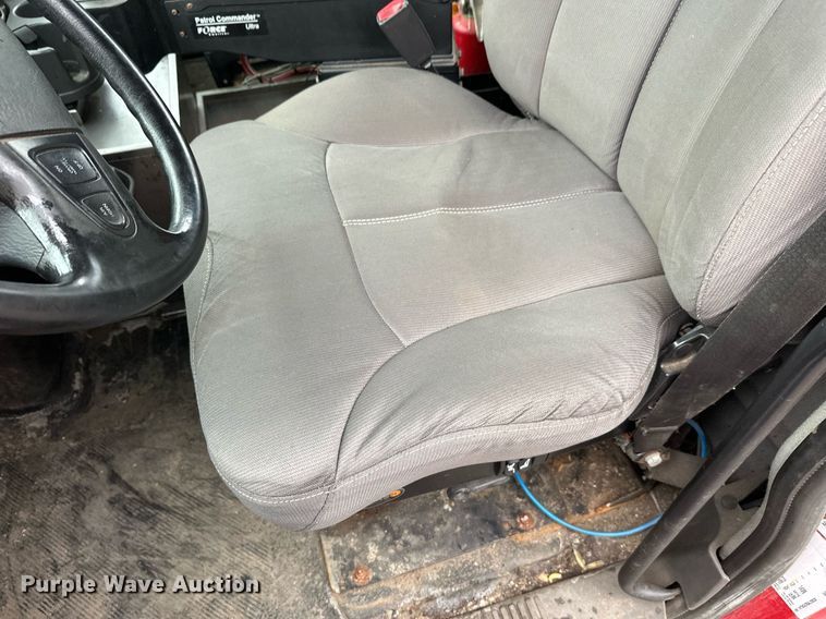 image for item EL0030 2010 International 7400 hook lift truck