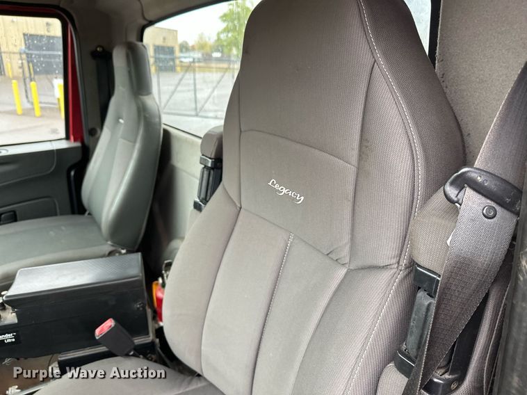 image for item EL0030 2010 International 7400 hook lift truck