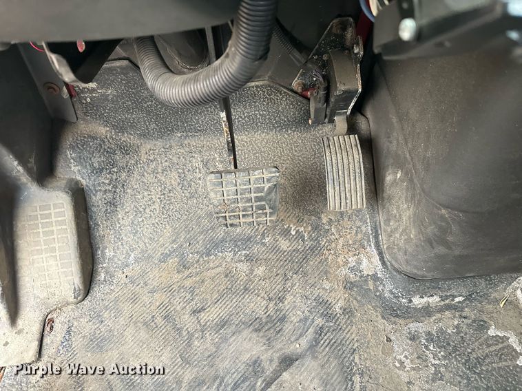 image for item EL0030 2010 International 7400 hook lift truck