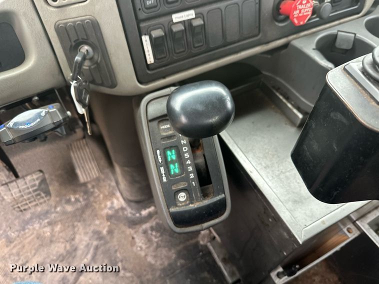 image for item EL0030 2010 International 7400 hook lift truck