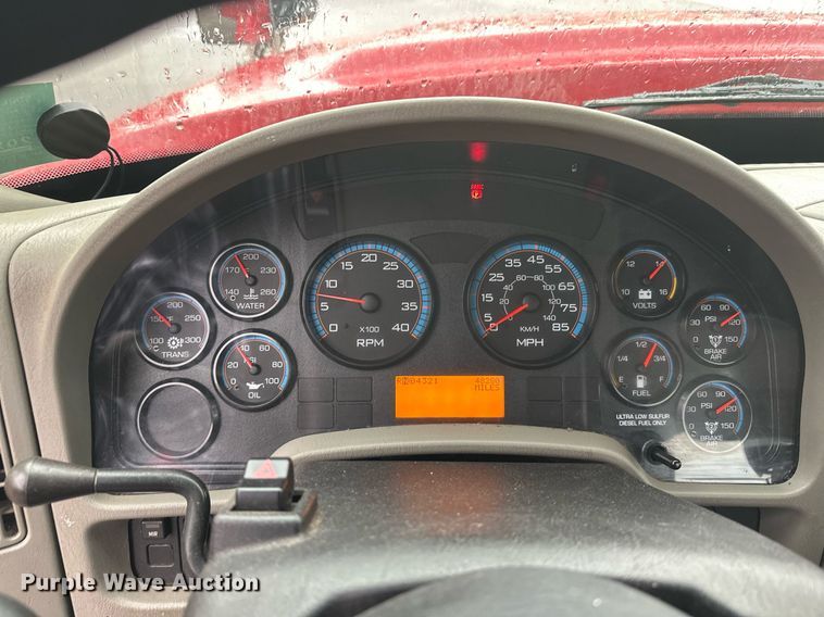 image for item EL0030 2010 International 7400 hook lift truck