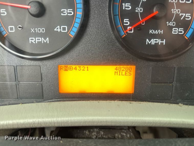 image for item EL0030 2010 International 7400 hook lift truck