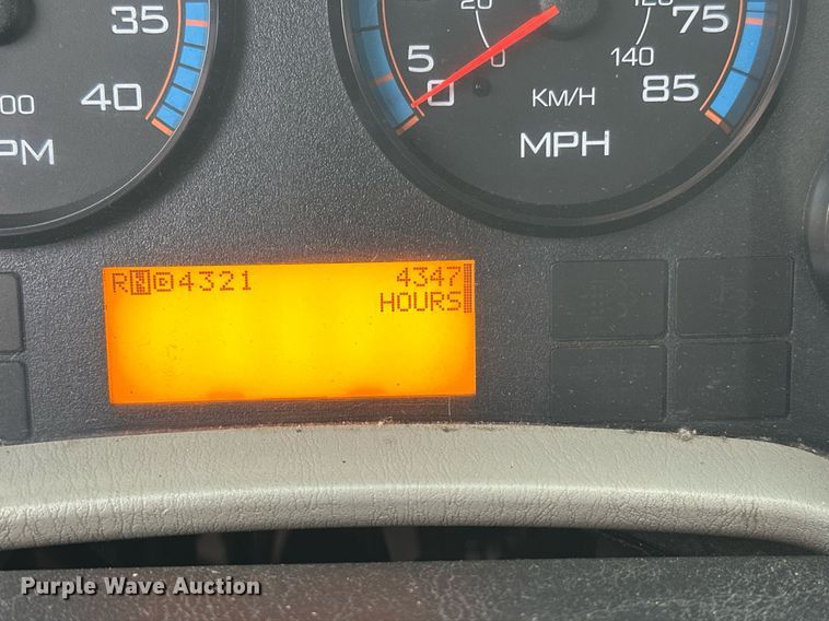 image for item EL0030 2010 International 7400 hook lift truck