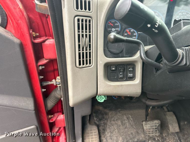 image for item EL0030 2010 International 7400 hook lift truck