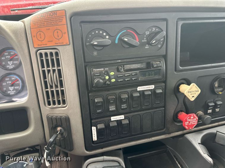 image for item EL0030 2010 International 7400 hook lift truck