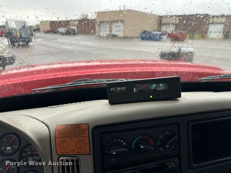 image for item EL0030 2010 International 7400 hook lift truck