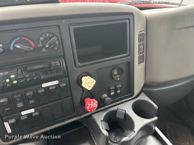 image for item EL0030 2010 International 7400 hook lift truck