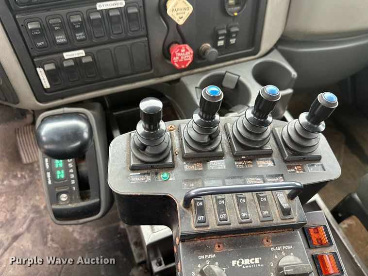 image for item EL0030 2010 International 7400 hook lift truck