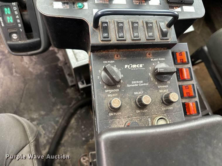 image for item EL0030 2010 International 7400 hook lift truck