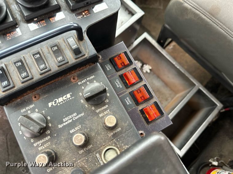 image for item EL0030 2010 International 7400 hook lift truck