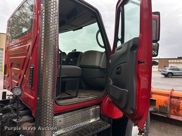 image for item EL0030 2010 International 7400 hook lift truck