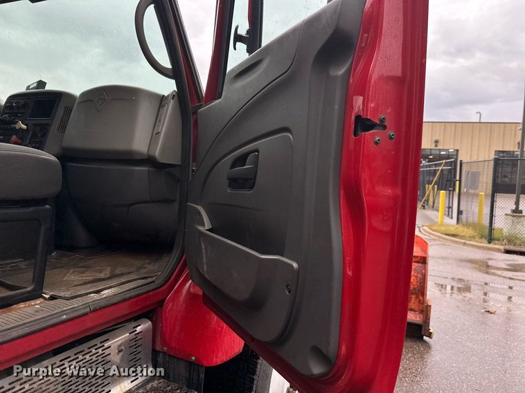 image for item EL0030 2010 International 7400 hook lift truck