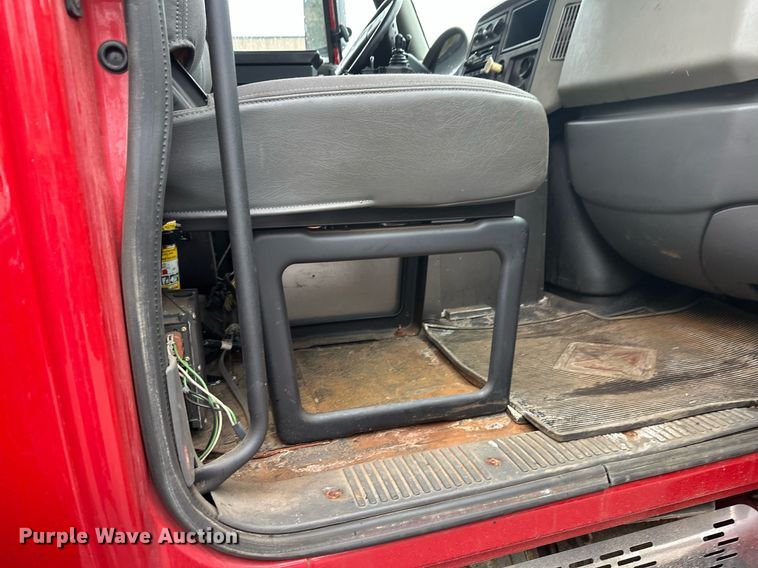 image for item EL0030 2010 International 7400 hook lift truck