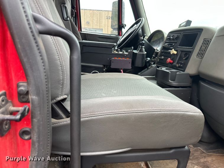 image for item EL0030 2010 International 7400 hook lift truck