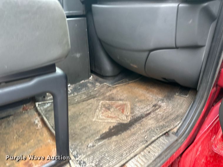 image for item EL0030 2010 International 7400 hook lift truck