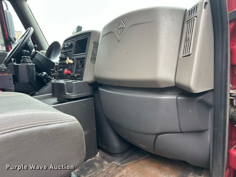 image for item EL0030 2010 International 7400 hook lift truck