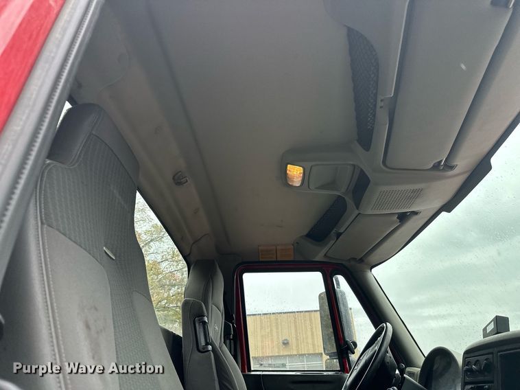 image for item EL0030 2010 International 7400 hook lift truck