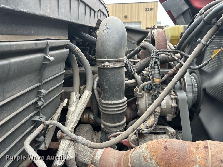 image for item EL0030 2010 International 7400 hook lift truck