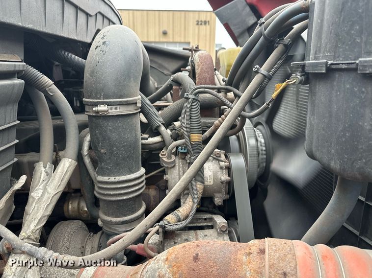 image for item EL0030 2010 International 7400 hook lift truck